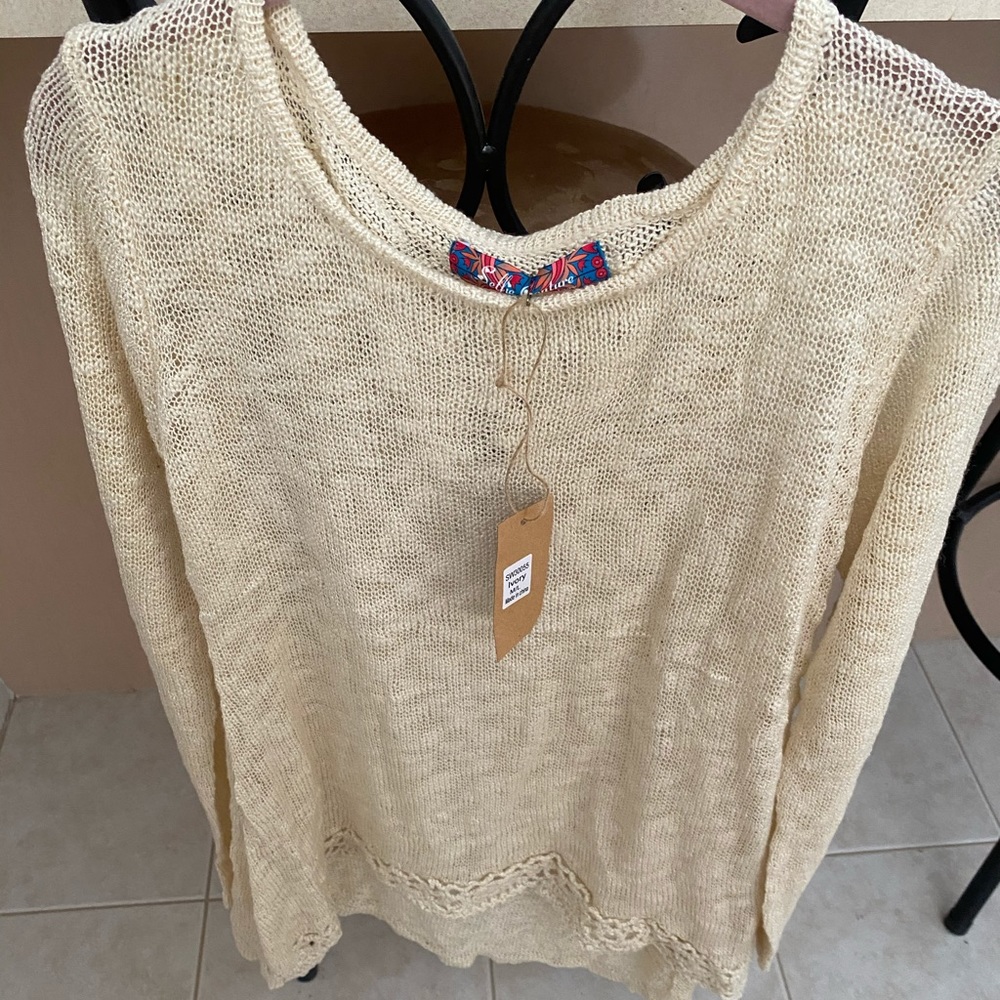 NWT WOMENS SWEATER
